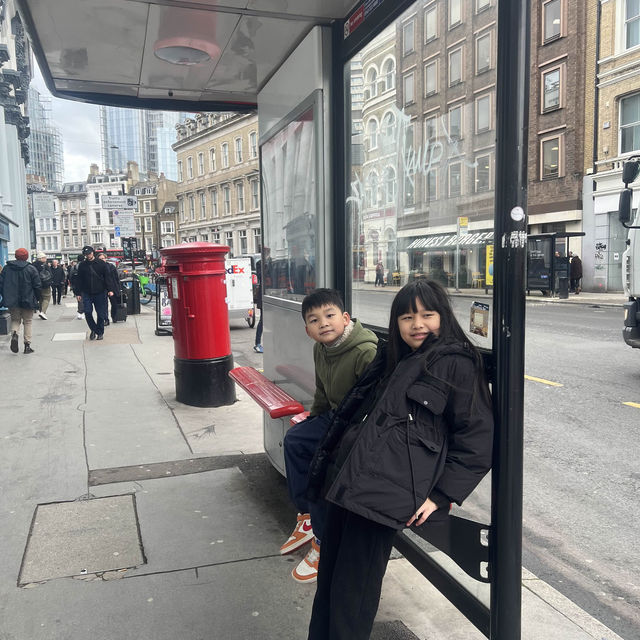爸爸帶著兩個孩子走進倫敦的街頭