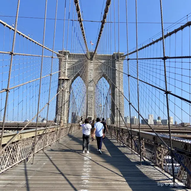 布魯克林大橋 Brooklyn Bridge 橫跨紐約百年地標懸索橋！ 