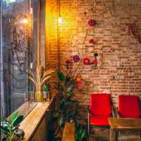 HĒIJīi Bangkok   คาเฟ่ที่แปลว่า ไก่ดำ