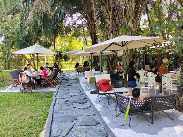 คาเฟ่ Hydeh Haus สวนสวยในบ้านหลังใหญ่