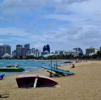 ชายหาดพัทยา นักท่องเที่ยวคึกคัก 