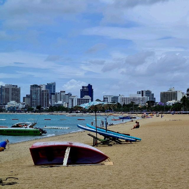 ชายหาดพัทยา นักท่องเที่ยวคึกคัก 