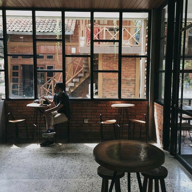 THE COFFEE COMPANION