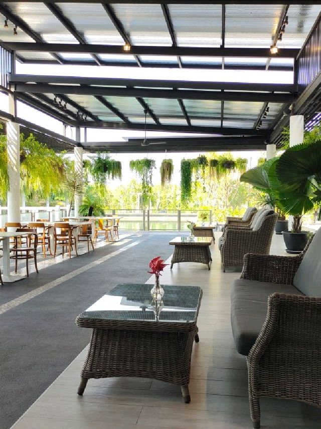 Boonta Café สไตล์ glasshouse เหมือนนั่งอยู่ในสวน