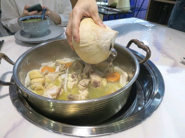 輕奢風靚料靚湯底火鍋店