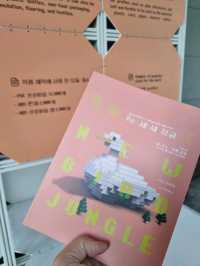 환경을 위한 특별야외전시 새 새 정글