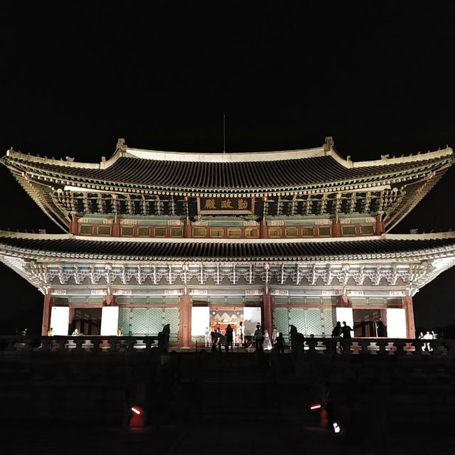 밤에는 또다른 매력의 경복궁 야간투어