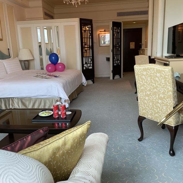 Shangri-La Valley Wing Pool View deluxe room