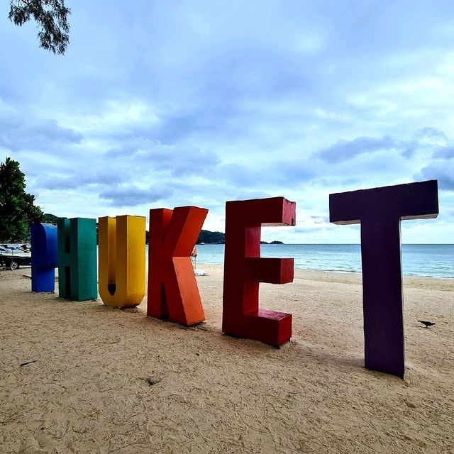 ชายหาดสวย  ทรายขาว น้ำทะเลสีฟ้า