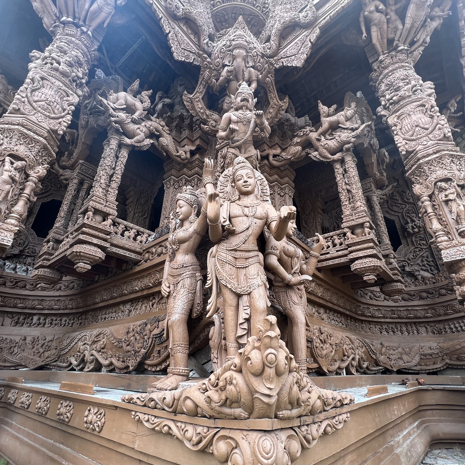 タイの伝統的な彫刻 タイ/パタヤ】全て手彫りの木造彫刻、タイのサグラダファミリア