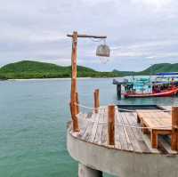 คาเฟ่และที่พักวิวสุดปังริมทะเลแสมสาร 