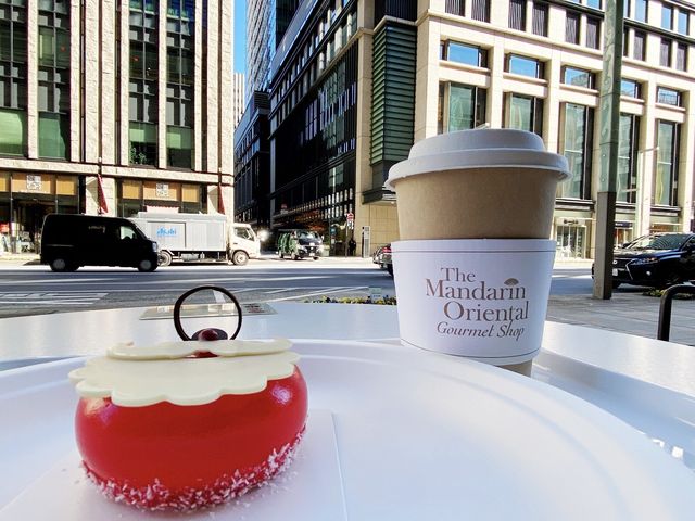 東京・日本橋『マンダリン オリエンタル 東京』のカフェ。サンタの姿をしたケーキ『オーナメント』