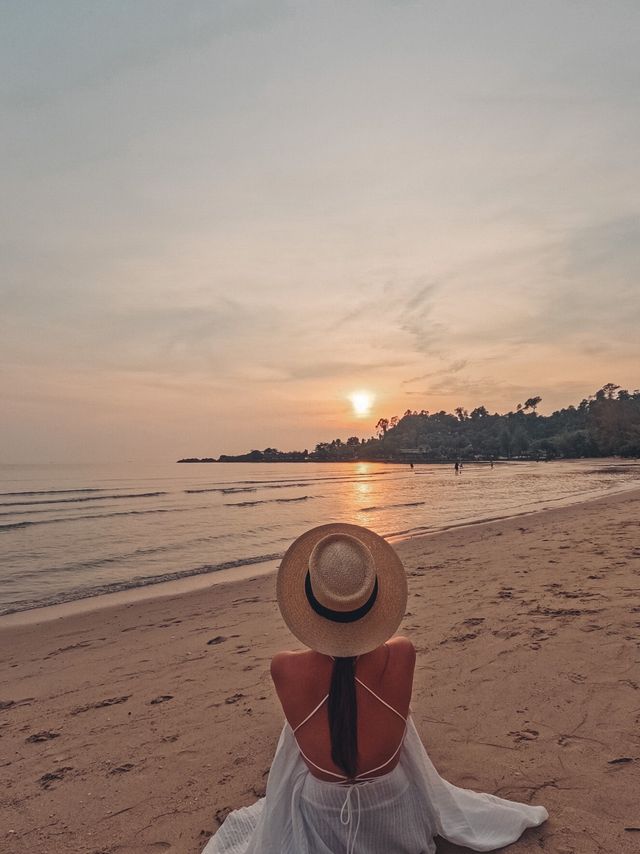 พูลวิลล่าสุดหรูดูพระอาทิตย์ตกดินริมหาดที่เกาะช้าง