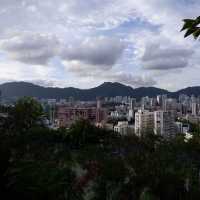 近在咫尺的城中山峰