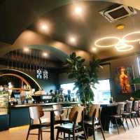 คาเฟ่ใจกลางเมืองร้านสีดำโทนดาร์ก