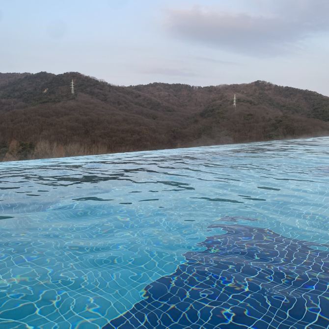 북한산을 바라보며 즐기는 뜨끈한 인피니티풀, ‘파라스파라 인피니티... 즐기는 뜨끈한 인피니티풀, ‘파라스파라 인피니티풀’ | 트립닷컴 서울 