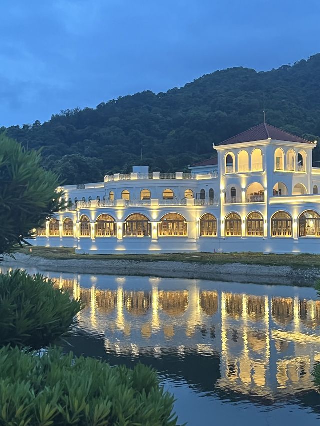 可看著湖景用餐的純白歐陸風西餐廳