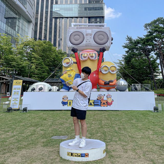서울에 나타난 미니언즈 삼총사🟡
