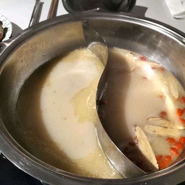 師大禹門火鍋 精燉8小時黃金湯頭，不加粉的清甜湯頭