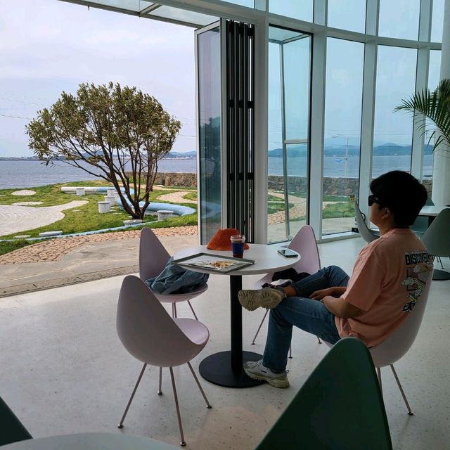 제주도 바다가 한눈에 들어오는 우도 카페 훈데르트윈즈