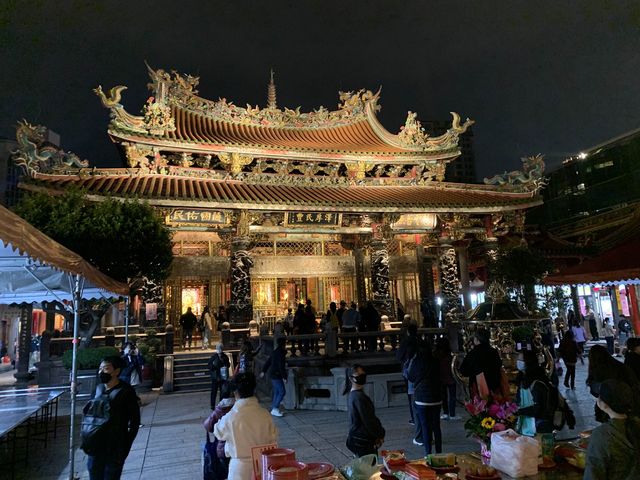 台北龍山寺越夜越美麗