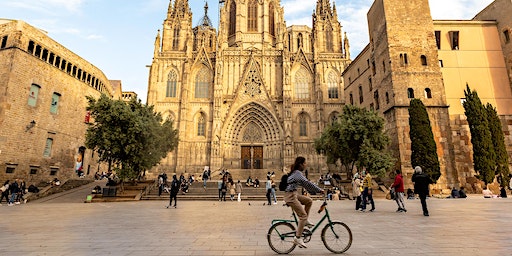 CandidCity Moments: A Street Photography Journey | Plaça de Catalunya