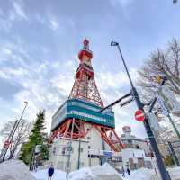 真冬の大通公園のテレビ塔
