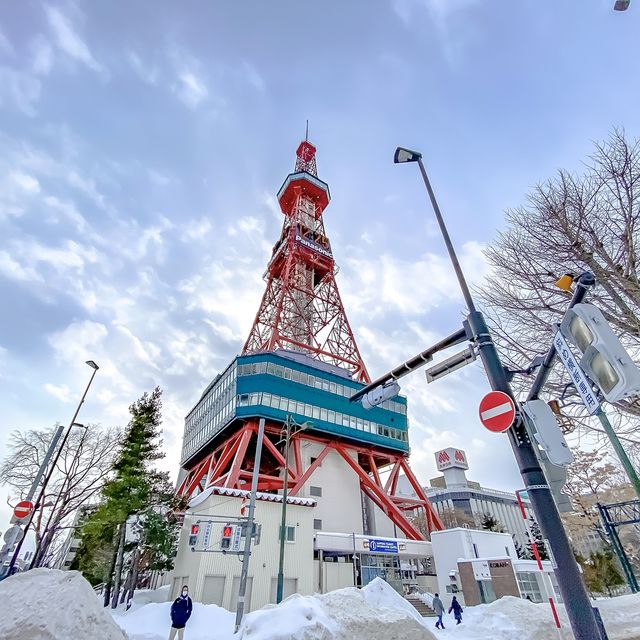 真冬の大通公園のテレビ塔