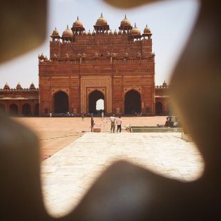 Next on the map, we headed to Jama' Masjid in Fatehpur Sikri. The complex was built during Moghul Emperor Abu'l-Fath Jalal ud-din Muhammad Akbar reign in 1571-1575. 

I love the bricks, calligraphy, the ornamental decorations and just about everything. It reminds so much about the Hindustan film I watched on tv screen.

Fatehpur Sikri was the first planned city of the Mughals to be marked by magnificent administrative, residential, and religious buildings comprises of palaces, public buildings, mosques, and living areas for the court, the army, the servants of the king and an entire city.

Public is still using this mosque to offer their Friday prayers.