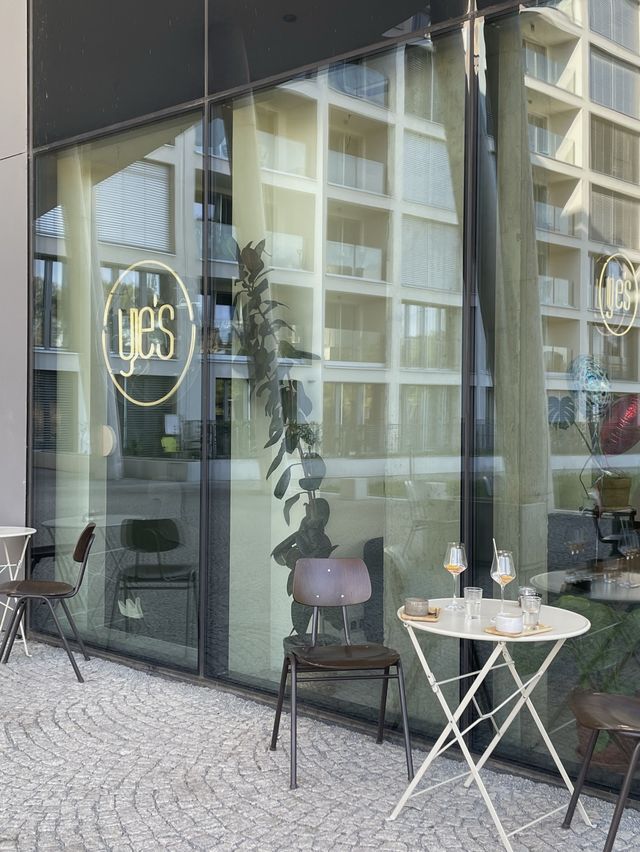 프라하에서 느낄 수 있는 성수동 느낌의 카페, yes cafe