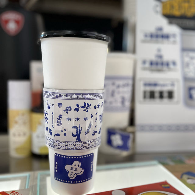 被玩具包圍住的涼茶咖啡☕️