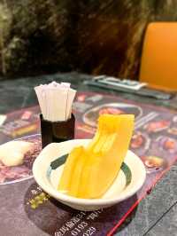 石燒牛舌超級正！燒幾熟自己話事🥰  經過呢間餐廳幾次都話想試吓， 今日終於有時間同蝦子餅一齊嚟食  主要係見到佢有個石燒牛，好似好吸引 之前喺日本食過，食過返尋味 所以我哋都好懷念  鹽蔥薄切牛舌 