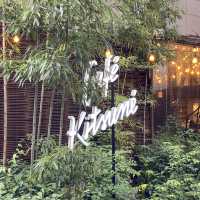 강남 한복판의 대나무숲, 카페 키츠네