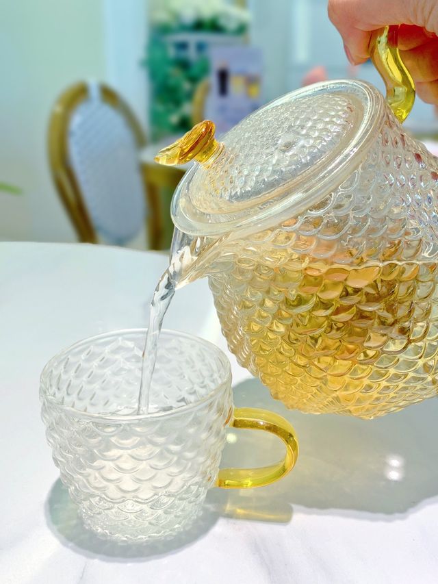 觀塘小叢林打卡Cafe   呢間餐廳想嚟試好耐🥰 見到好多打卡相都影到好靚 好似個小叢林咁☺️  餐廳環境原來好細， 有兩三個位Set好俾大家影相，任影唔嬲🤗 不過餐廳食嘢有限時 建議大家食完嘢先
