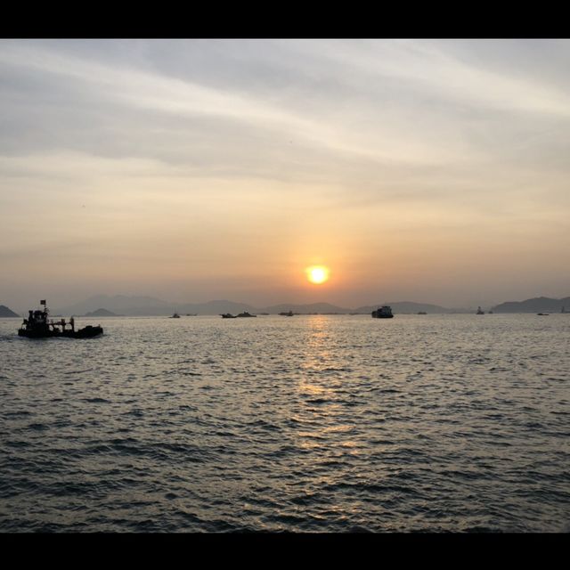市區景色嘅海濱長廊