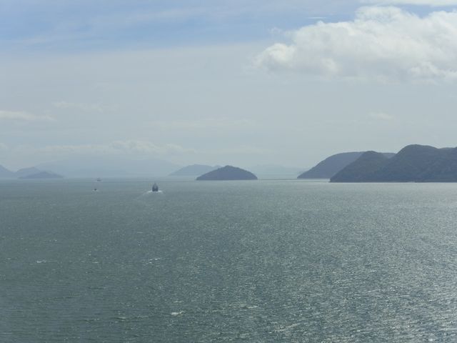 瀬戸大橋の車窓から見える景色。香川県、鍋島燈台