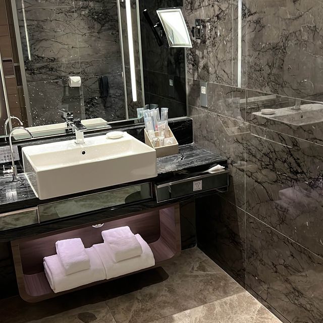 大概$7xx 一晚嘅平靚正浴缸酒店🛁附近美食多到不得了