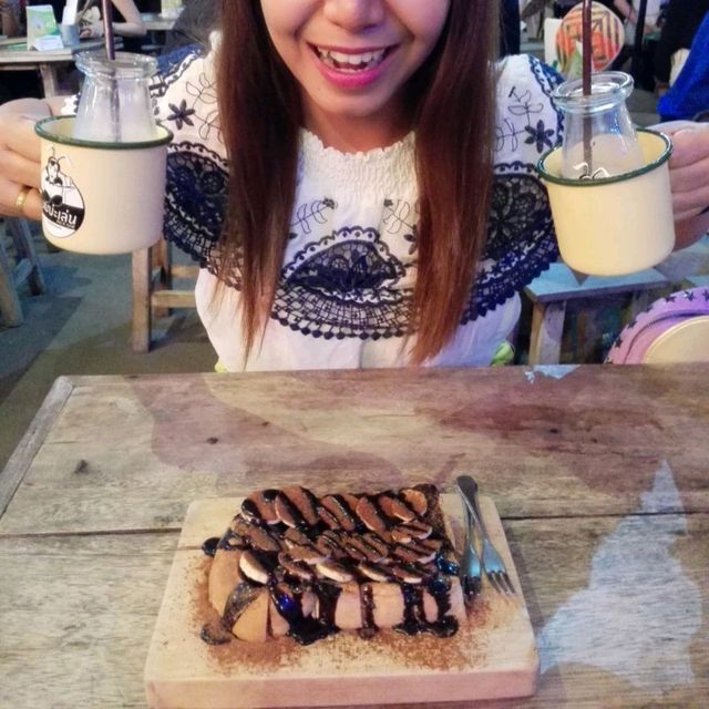 พากินนมในดงร้านเหล้าในเชียงใหม่