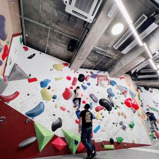 Big and M showed their first time bouldering