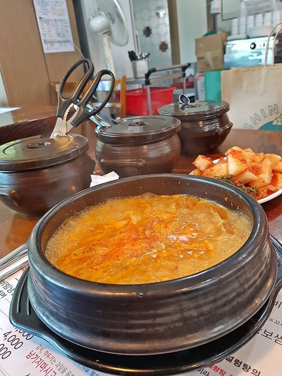 얼큰한 매운양지곰탕이 인상적인 신촌설렁탕