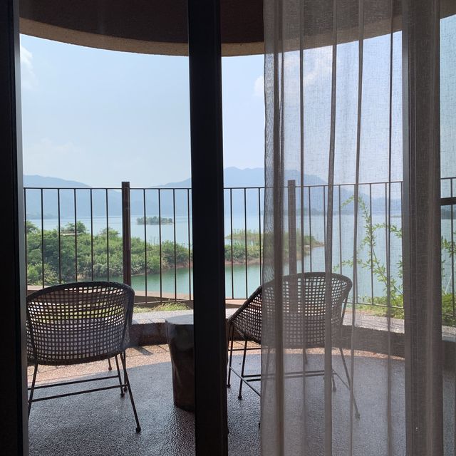 quiet hotel in nature overlooking a huge lake