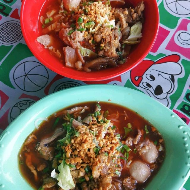ร้านก๋วยเตี๋ยวเนื้อน้ำแดงสูตรโบราณลุงพร
