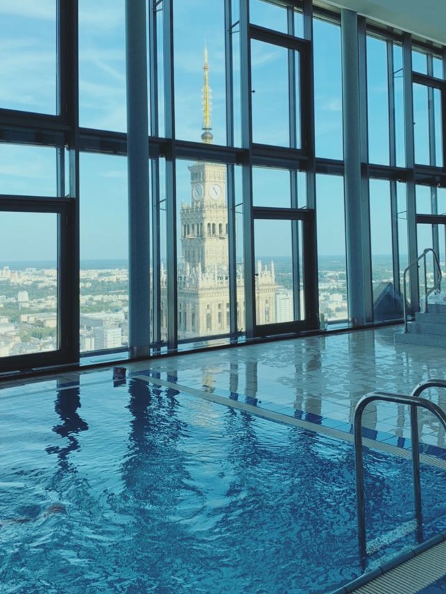 五星酒店高空落地大玻璃泳池 🏊🏼‍♂️