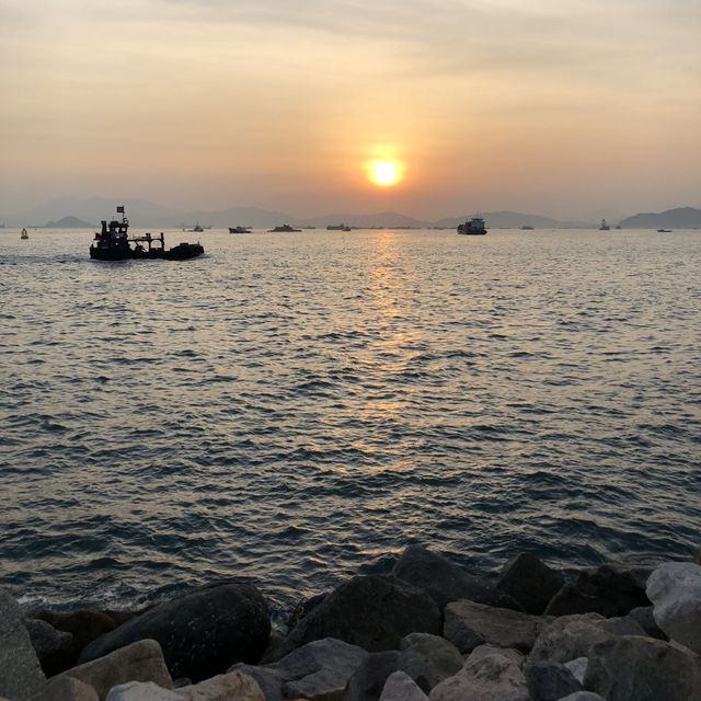 市區景色嘅海濱長廊