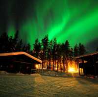 THE DANCING LIGHT : AURORA BOREALIS