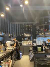 “Bottomless”🖤 คาเฟ่สุดเท่ ย่านนนทบุรี📍