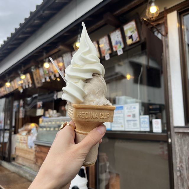 激うまソフトクリームにつけて食べるドーナッツ