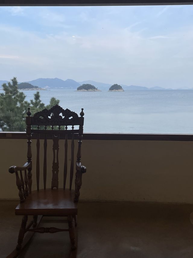 바다를 한눈에 담는 고즈넉 카페