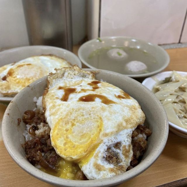 ［台北/西門町］ 天天利美食坊🍚｜配上半熟蛋攪拌在一起的滷肉飯 也太好吃🤤 