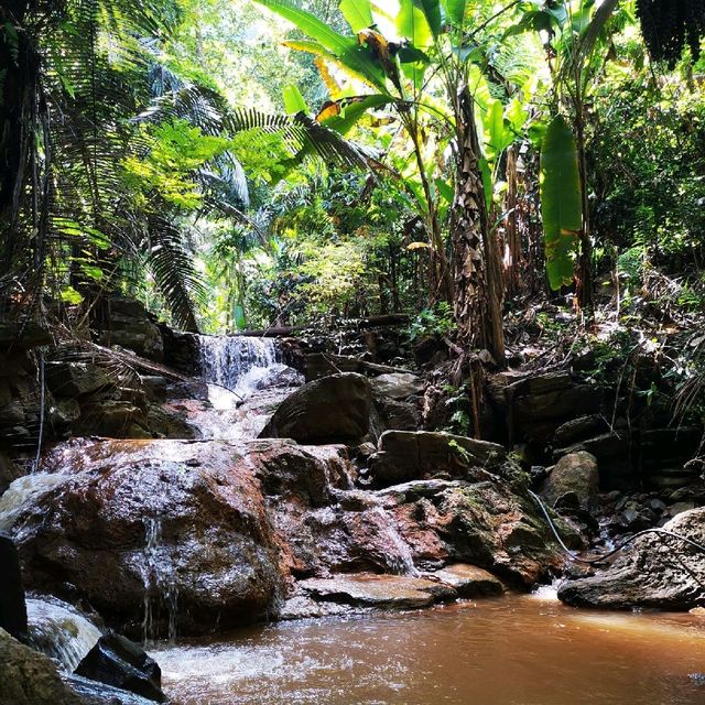 น้ำตกผาร่มเย็น​  อุทัยธานี... 🏞️💚📸